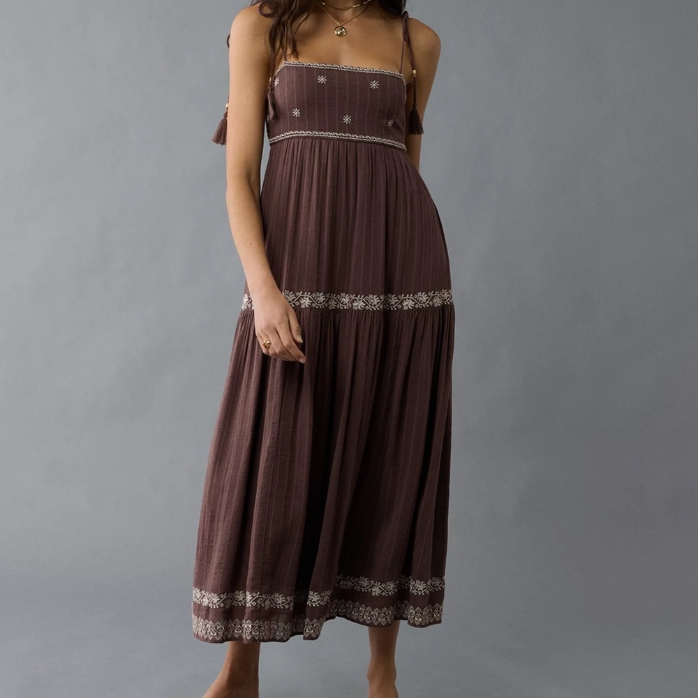 AMERICAN EAGLE : Embroidered Midi Dress
